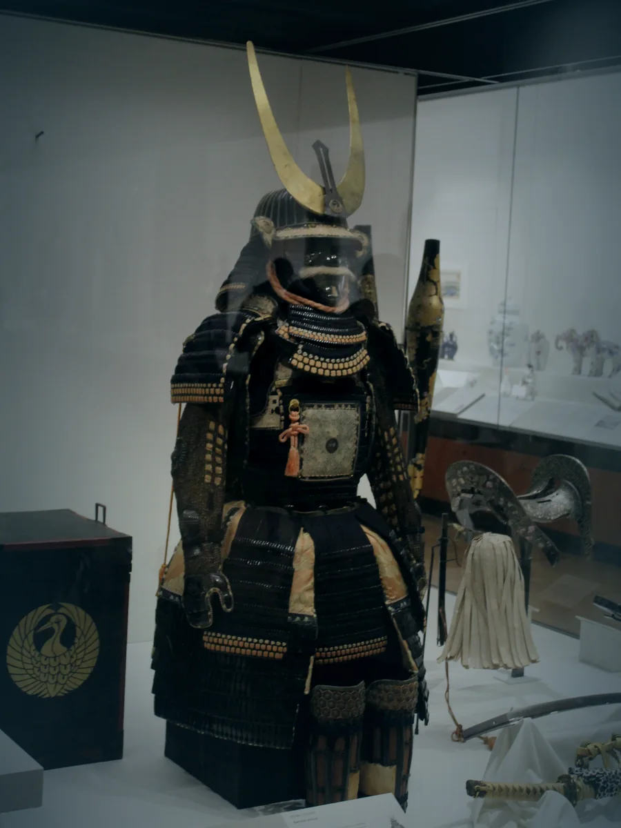 Armure complète de samouraï, casque à ornement doré