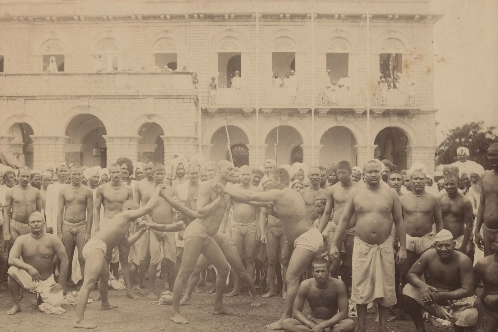 Le kushti, une lutte qui commence par retourner la terre